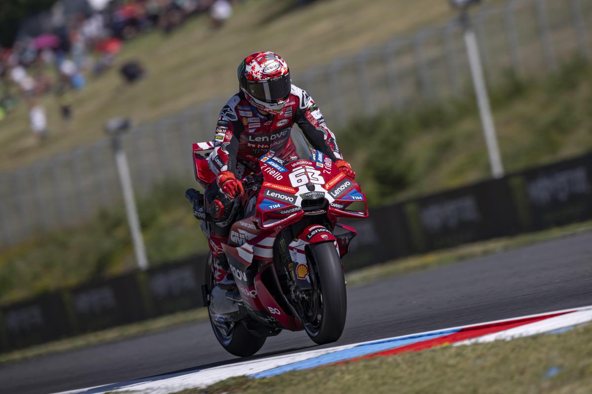 Bagnaia vince sprint MotoGp in Repubblica Ceca, cade Bezzecchi: ordine di arrivo e classifica piloti aggiornata - 