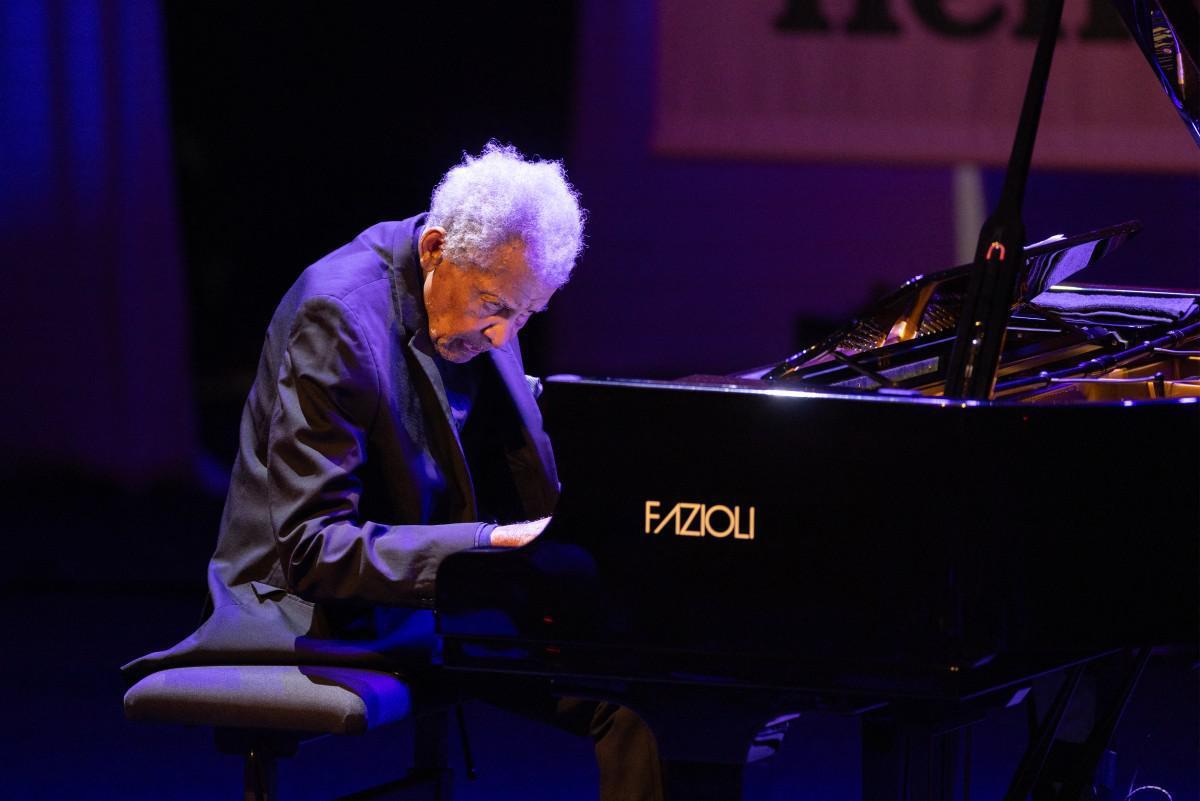 Addio ad Abdullah Ibrahim, morto a 91 anni il pianista che trasformò il jazz in voce libertà contro apartheid - 
