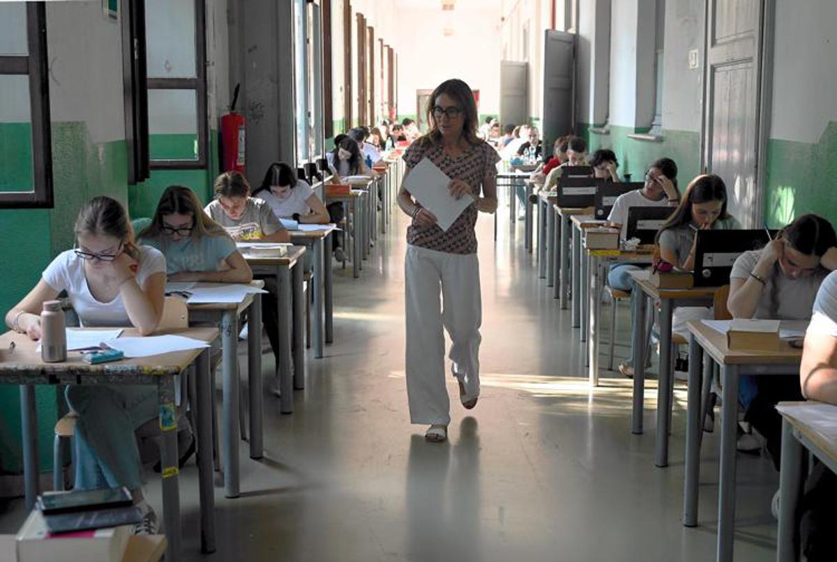Maturità 2026, al via l'esame con la prova di italiano per 527mila studenti - 