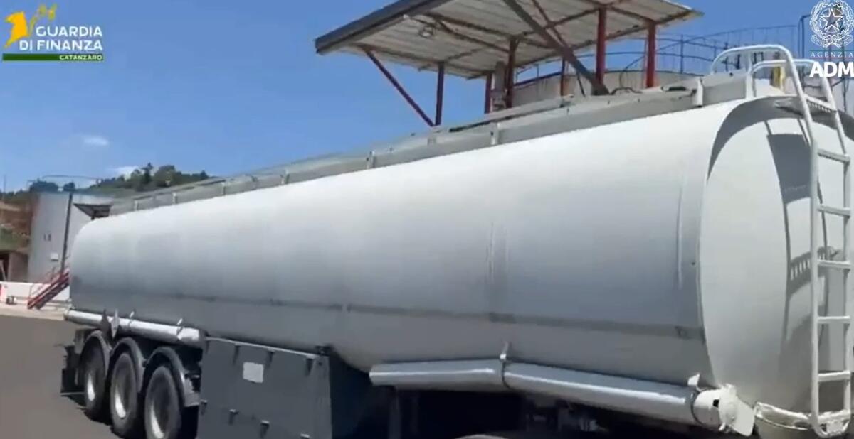 Maxi frode da 8 milioni sul carburante agricolo a Crotone, sequestri e 29 indagati - 