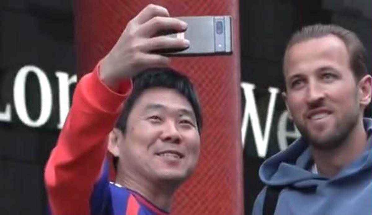 Mondiali, il selfie del ct del Giappone con Kane - 