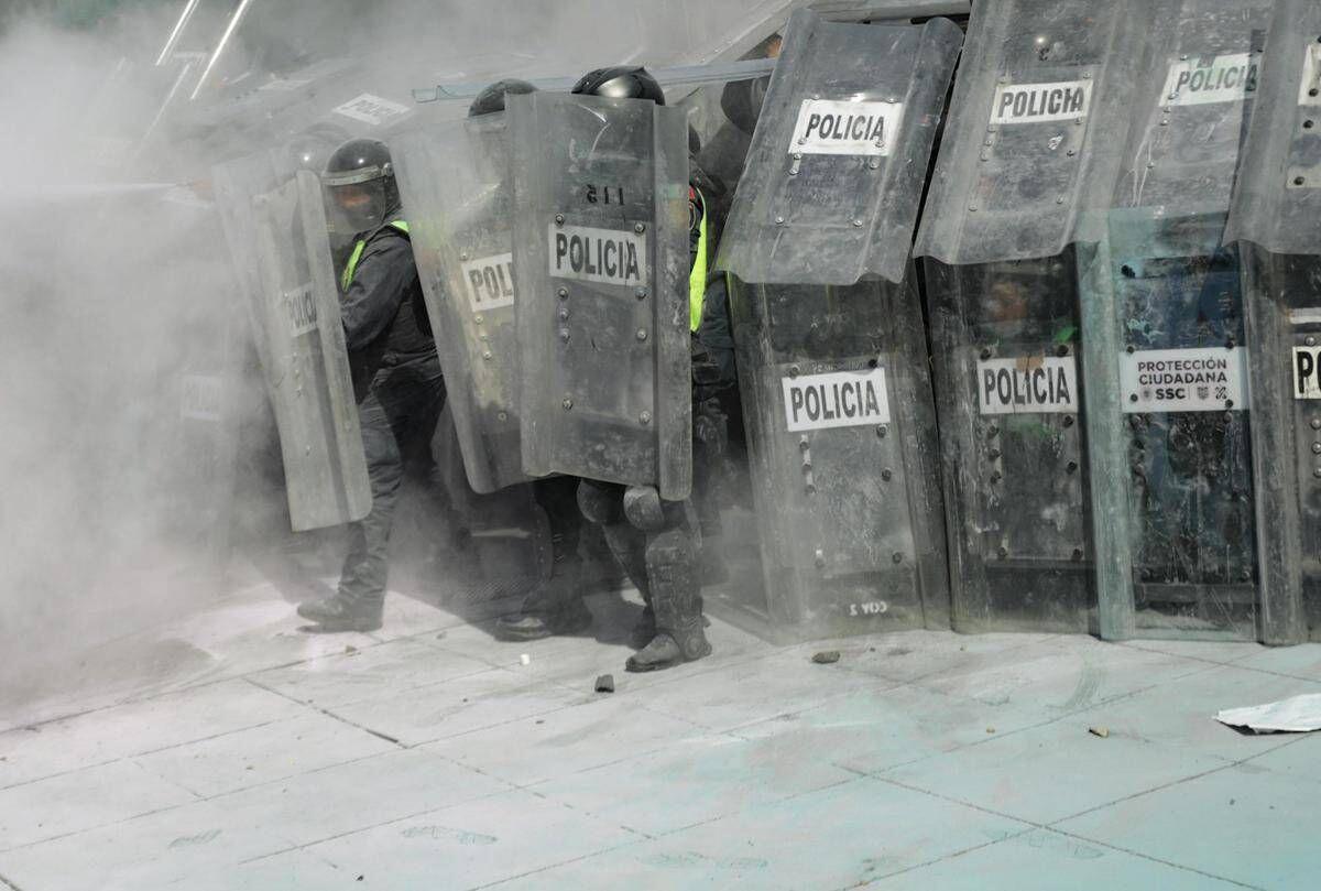 Mondiali, scontri tra manifestanti e polizia fuori dallo stadio Azteca di Città del Messico - 