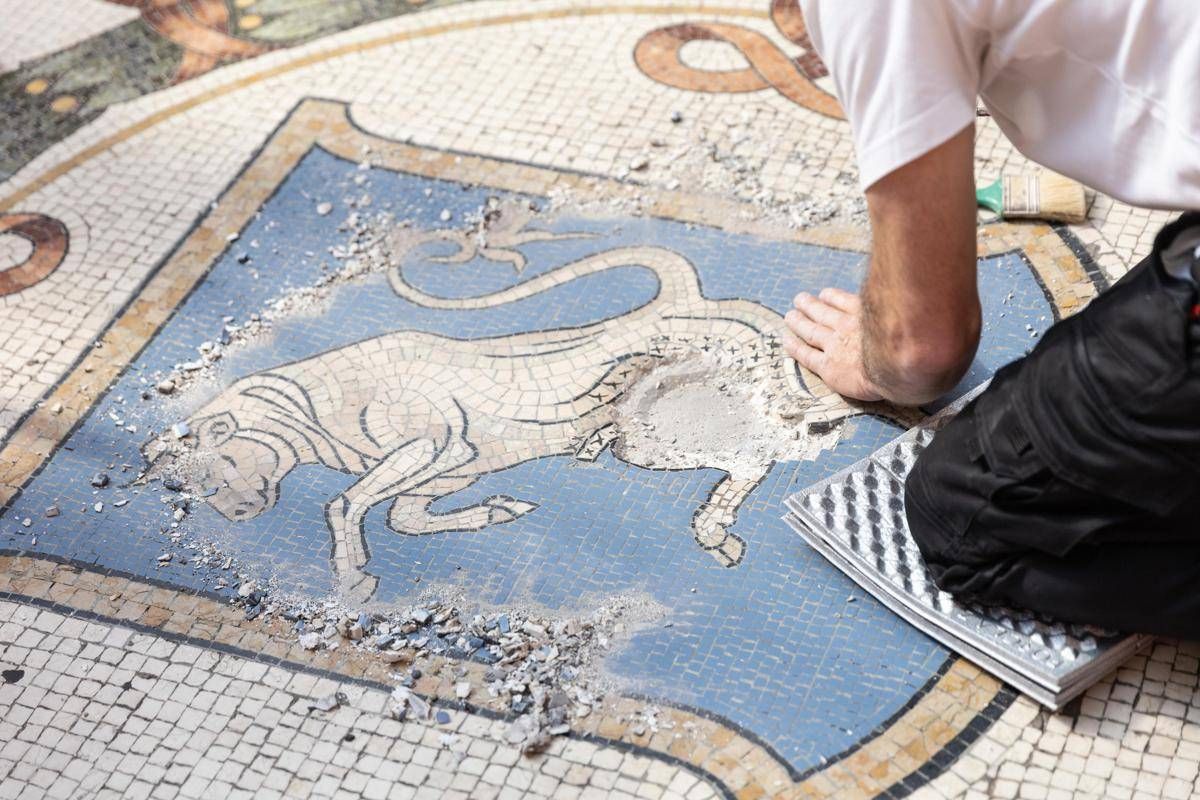 "Ma i testicoli dove sono?", sui social è polemica per il restauro del toro in Galleria a Milano - 