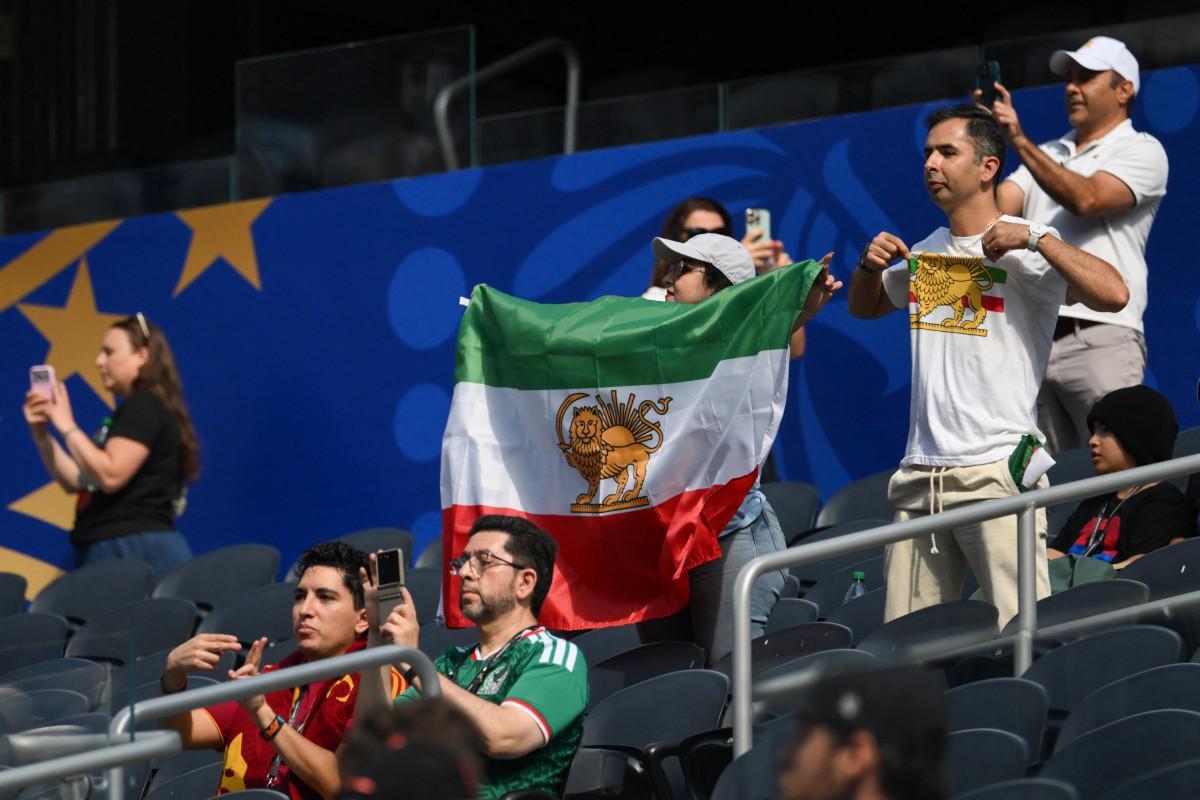 Iran, proteste fuori da stadio e 'vecchia' bandiera su spalti ai Mondiali - 