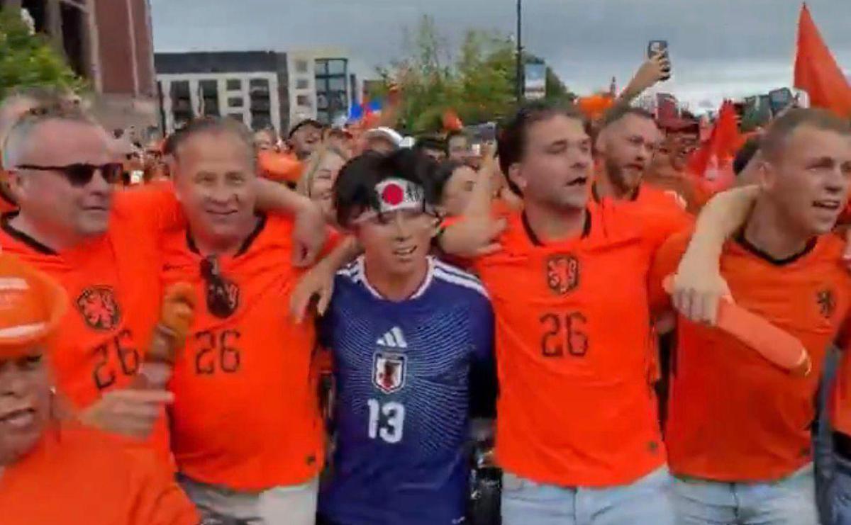 Mondiali, tifoso del Giappone 'superstar'... nella festa dell'Olanda - 