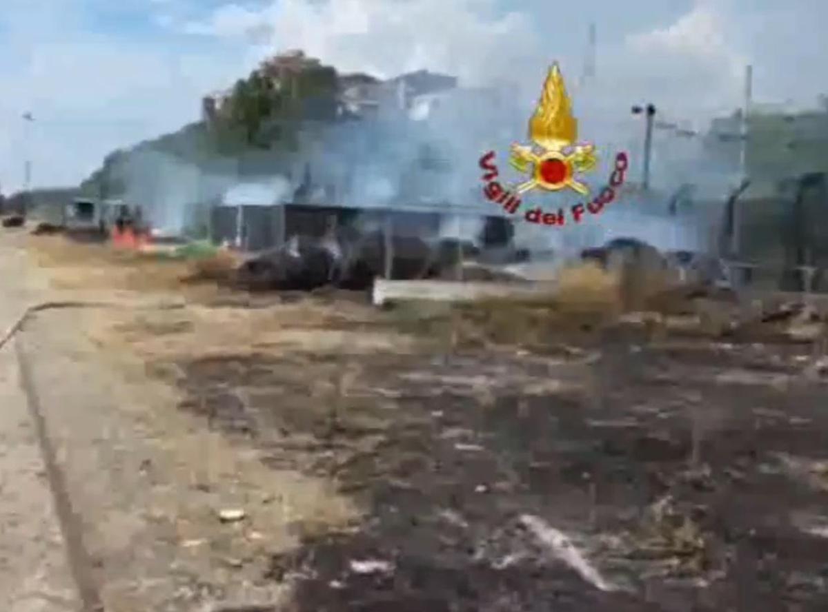 Roma, incendio a Fidene: densa nube di fumo nero. Ripresa circolazione treni su linea ferroviaria Orte-Fiumicino Aeroporto - 