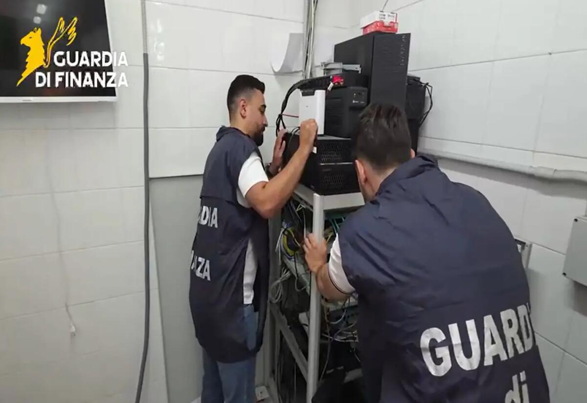 Blitz anti-pirateria a Crotone, 4 denunce e beni sequestrati per 650mila euro - 