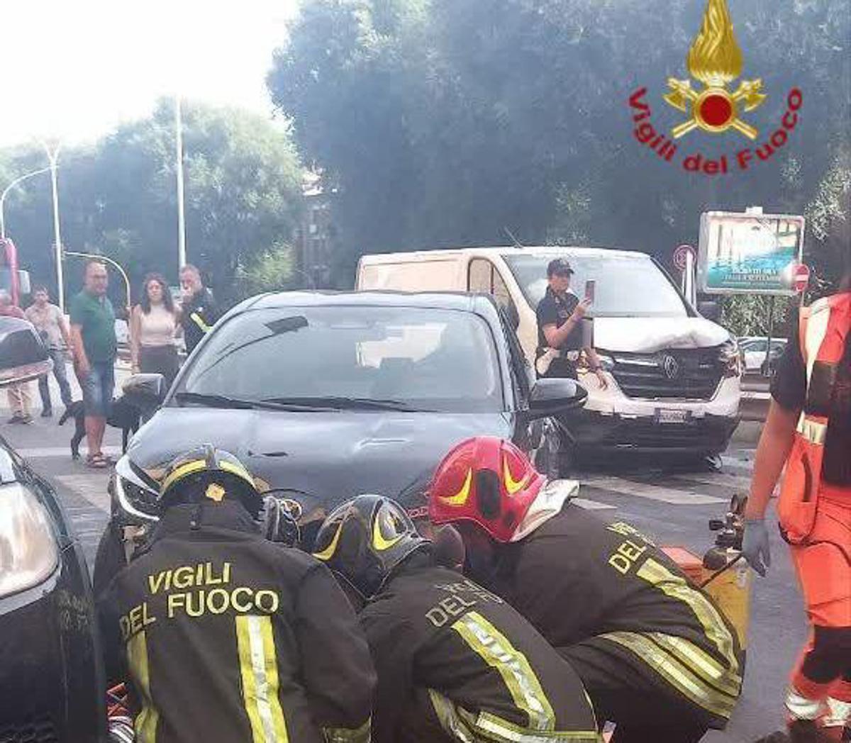 Roma, furgone tampona auto che investe due donne: ferite in modo grave - 