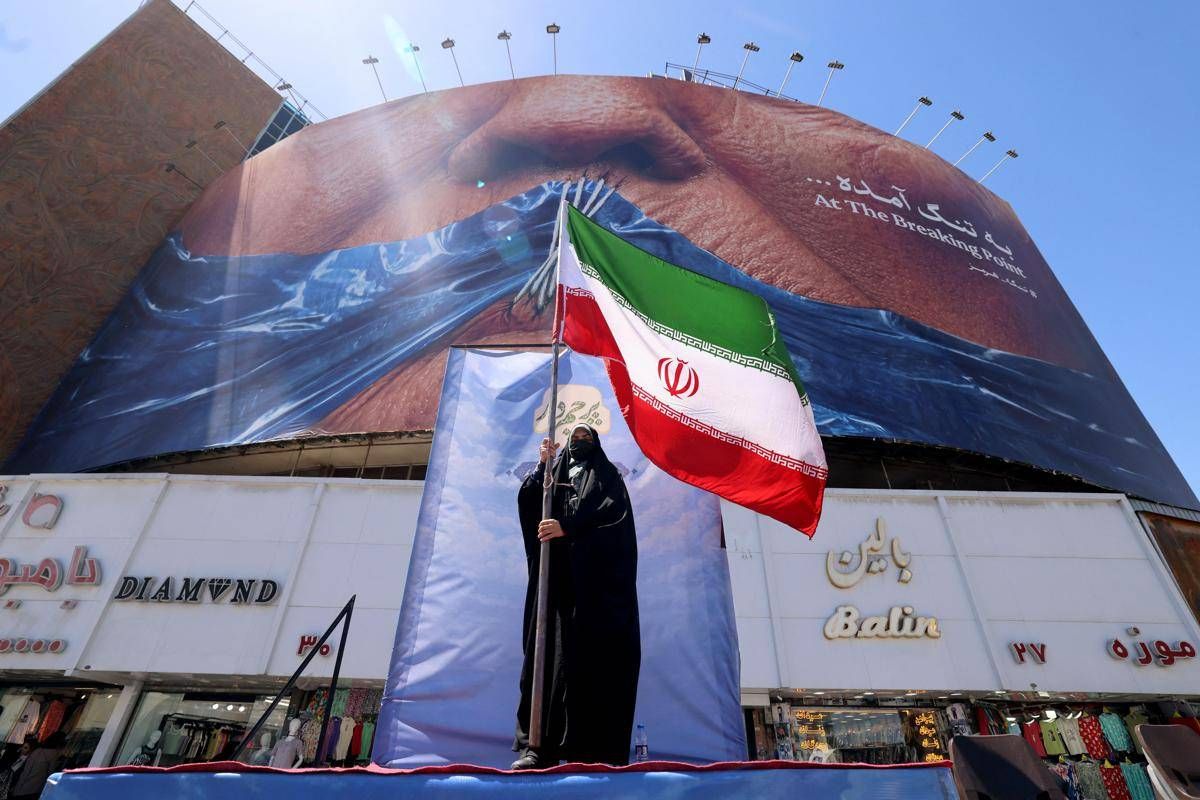 Iran, Teheran avverte Usa: "Basi americane sono obiettivi legittimi". Esplosioni in Oman - 