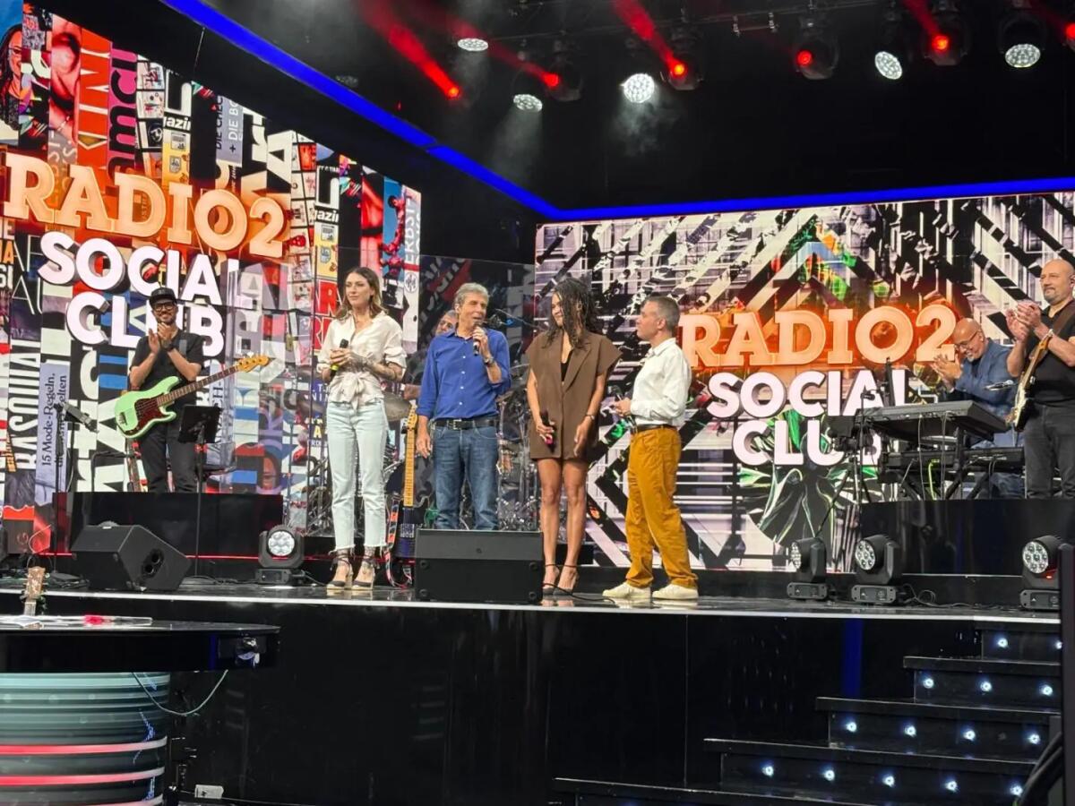Radio2 chiude la stagione con il live “Il cielo è sempre più blu” a Cosenza - 