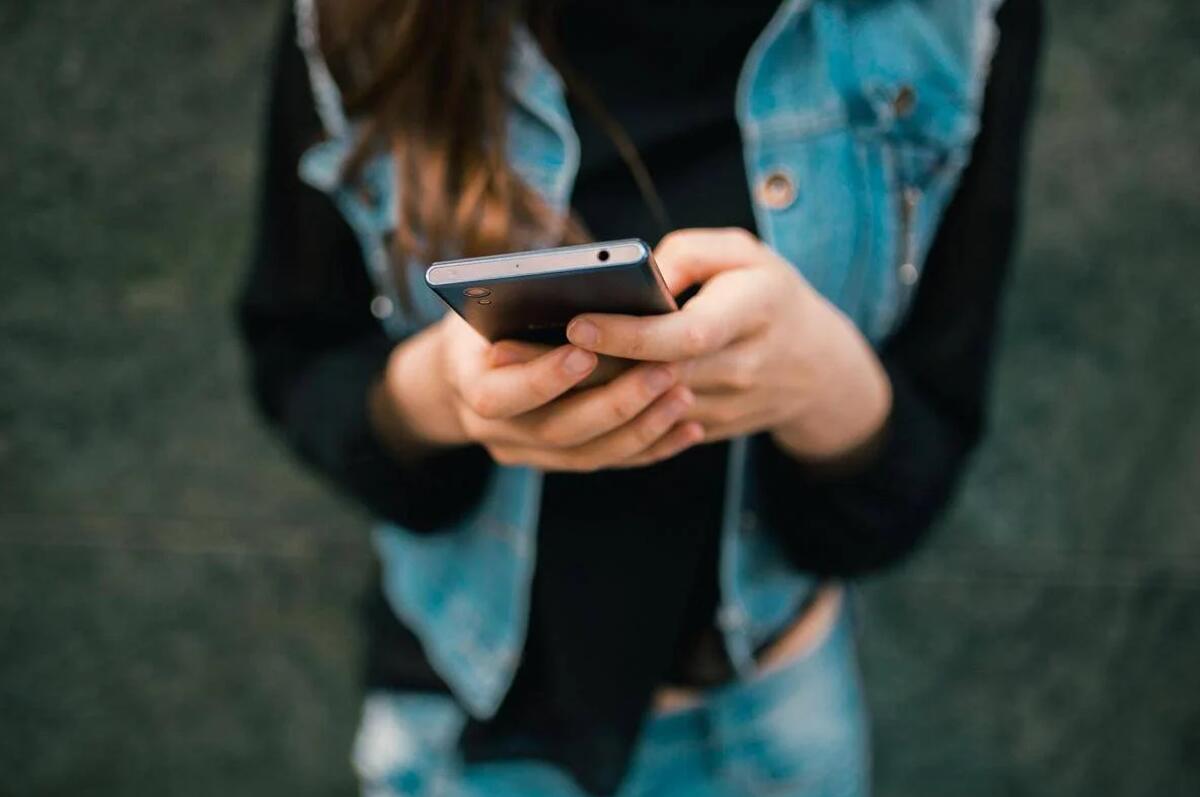 In Uk divieto totale dei social per i minori di 16 anni, l'annuncio di Starmer - 