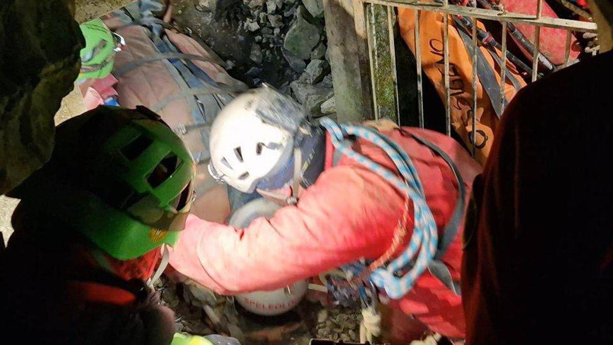 Salvo lo speleologo bloccato nella grotta in Piemonte, estratto dopo 12 ore - 