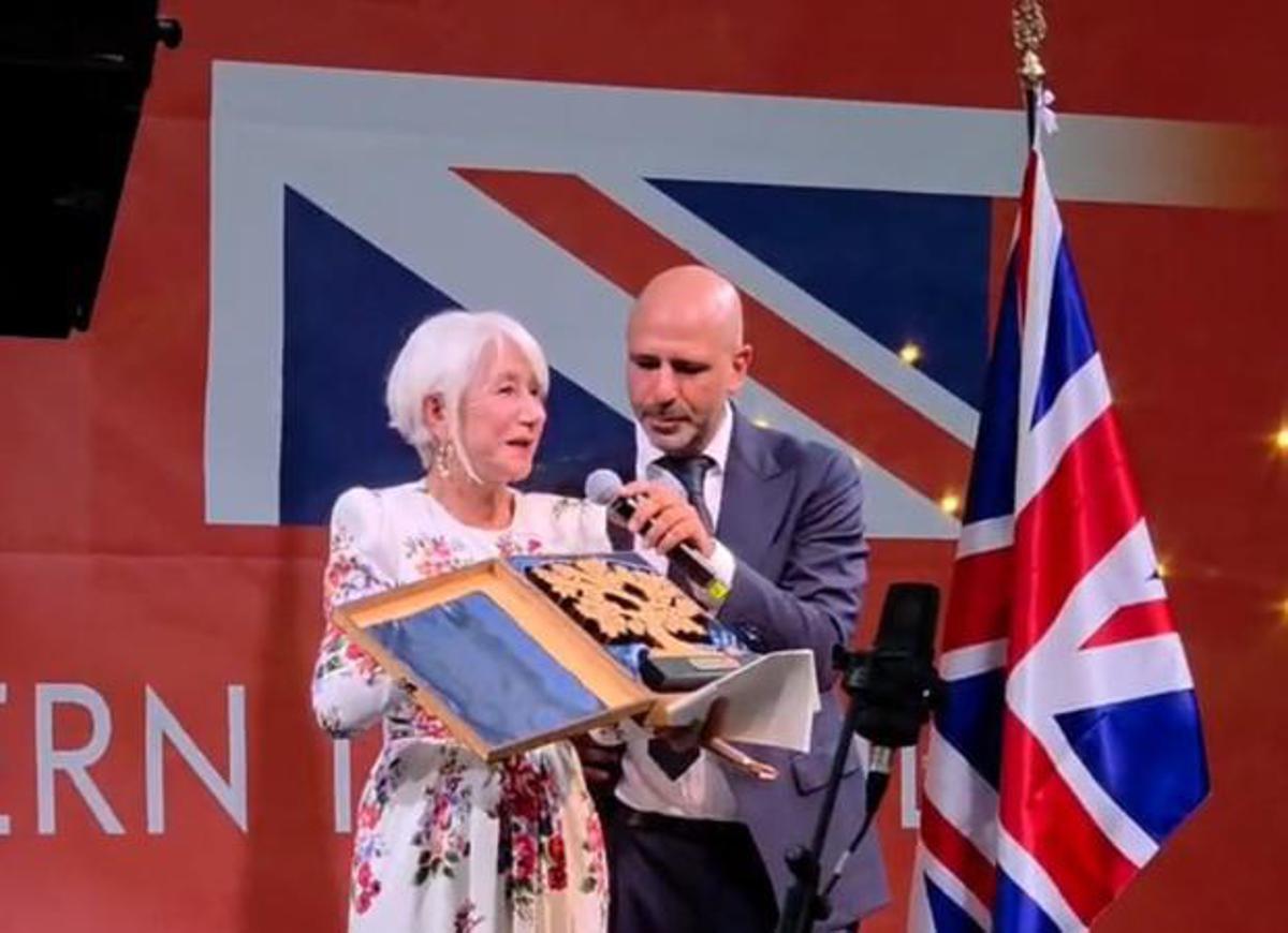 Checco Zalone premia Helen Mirren: "Se solo ti avessi conosciuto qualche anno fa..." - 