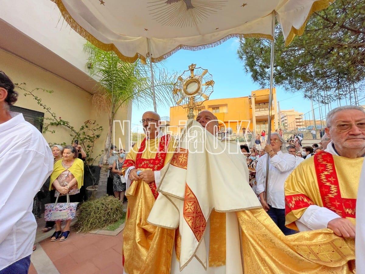 Crotone - Corpus Domini, la città si raccoglie attorno all’Eucaristia in processione