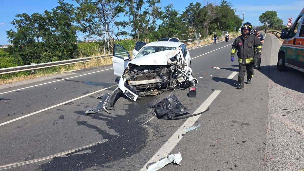 Scontro tra auto e camion sulla 106 jonica nel cosentino: un morto e due feriti - 