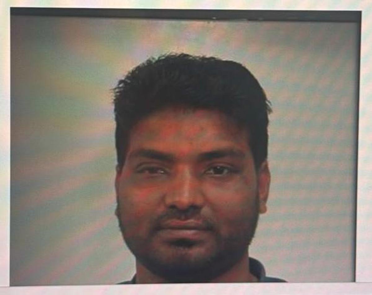 Triplice omicidio Roma, la polizia diffonde la foto del presunto killer: è un bengalese di 43 anni - 