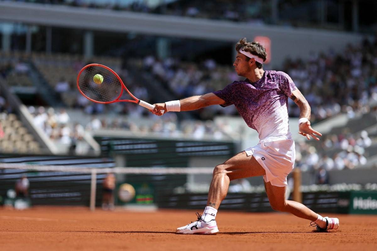 Roland Garros, paura per raccattapalle: Svajda lo colpisce, cos'è successo - 