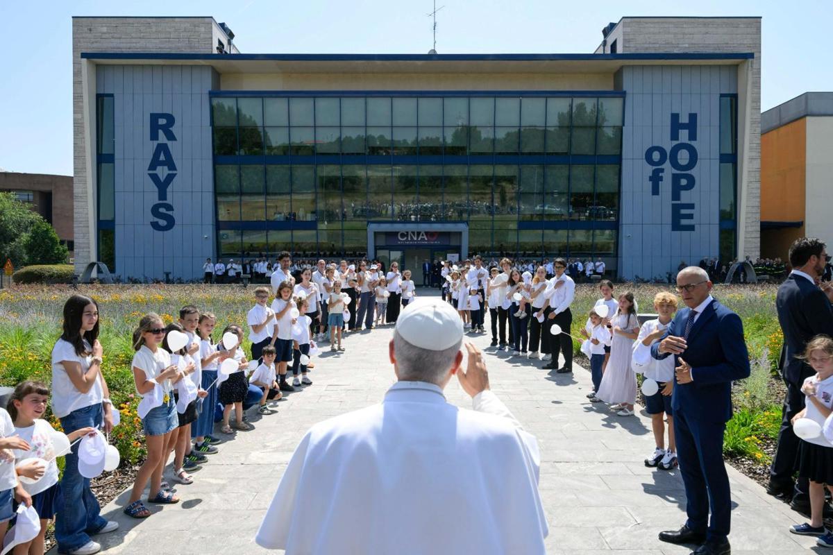 L'abbraccio di Papa Leone ai piccoli pazienti del Cnao di Pavia - 