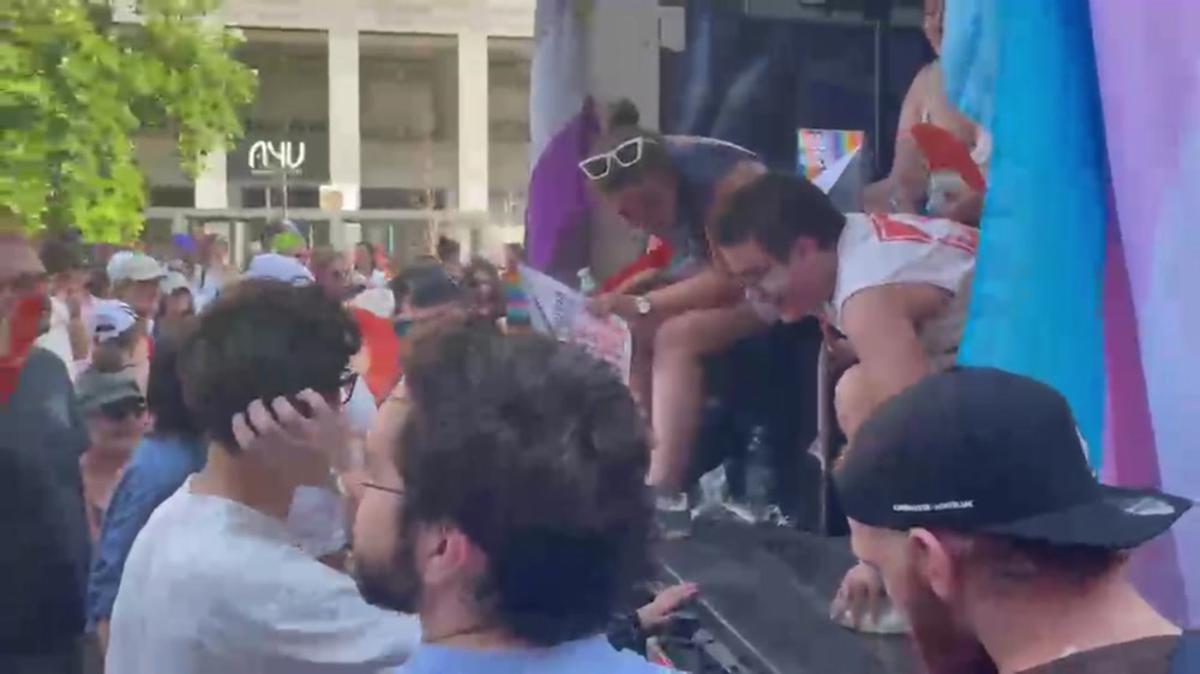 Elly Schlein al Pride di Milano: "Omotransfobia uccide" - 