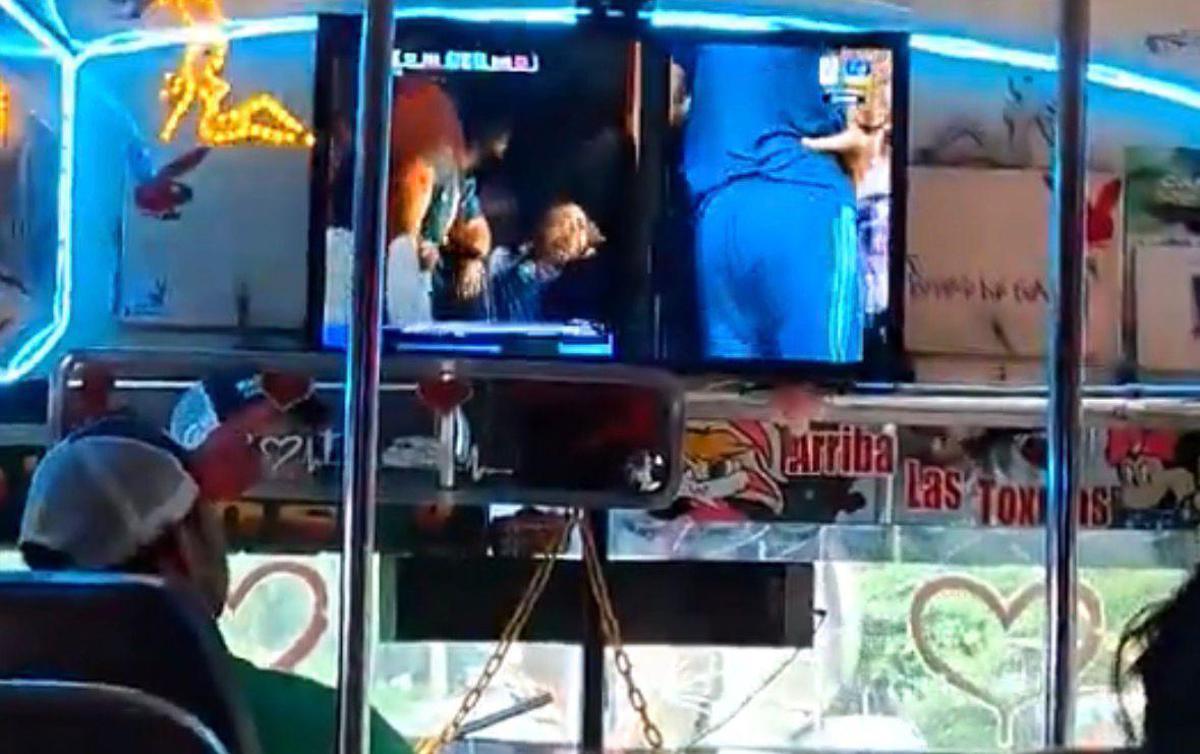 Mondiali, la trovata geniale di un autista in Messico: partite trasmesse sui bus - 
