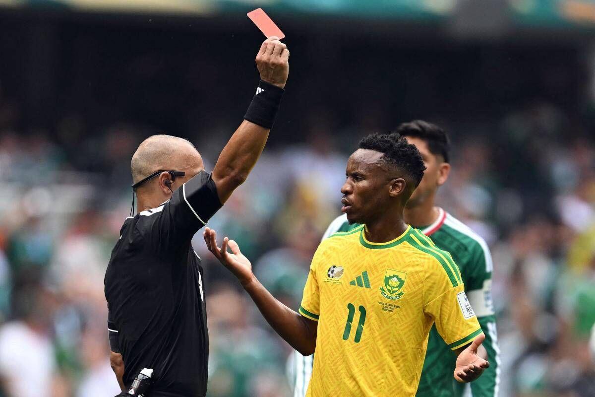 Messico-Sudafrica, piovono rossi: tre espulsi, caos ai Mondiali - 
