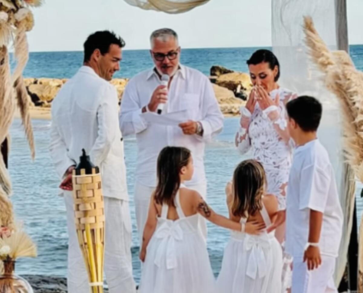 Fognini e Pennetta, l'anniversario di matrimonio e la festa a sorpresa in spiaggia - 
