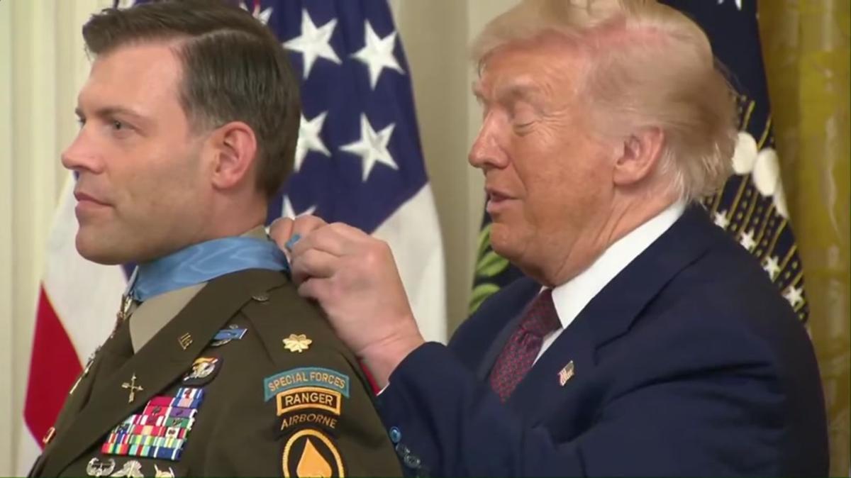 Trump, la medaglia è una 'trappola': il presidente in difficoltà tra smorfie e risate - 