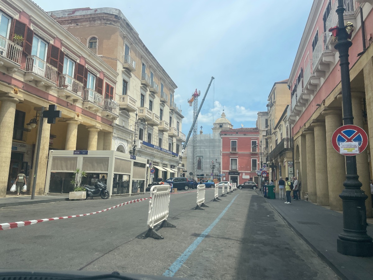 Impalcatura Gru Piazza Duomo - Crotone - Foto Redazione 3.06.2026