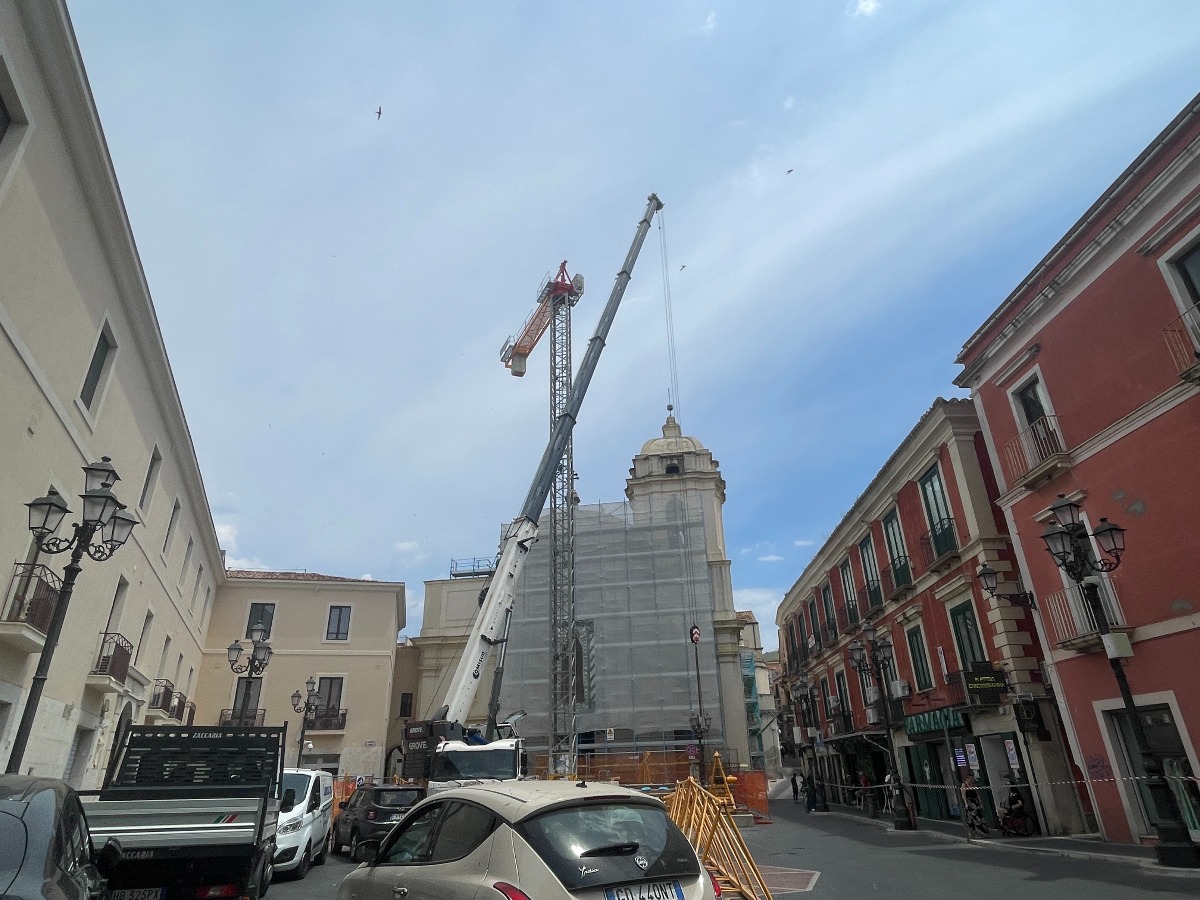 Impalcatura Gru Piazza Duomo - Crotone - Foto Redazione 3.06.2026