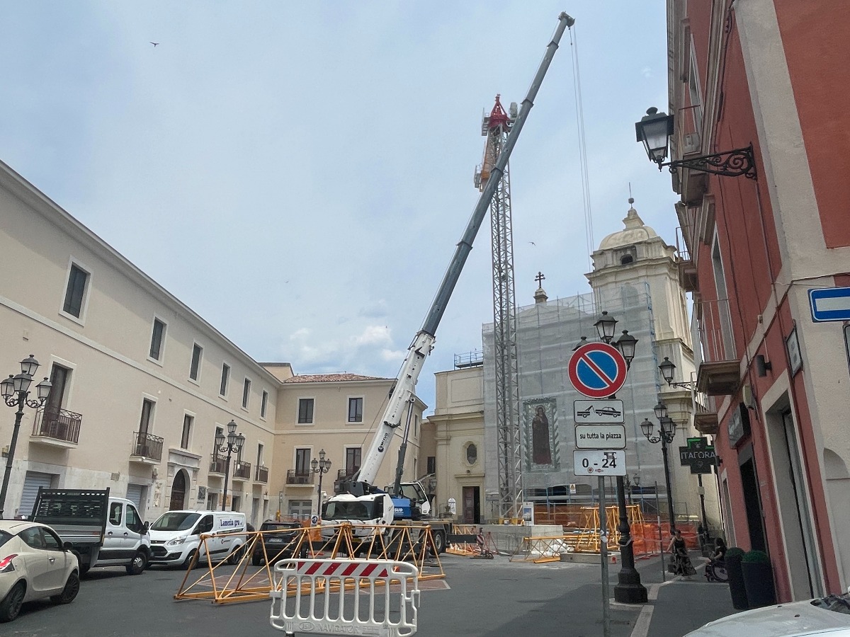 Impalcatura Gru Piazza Duomo - Crotone - Foto Redazione 3.06.2026