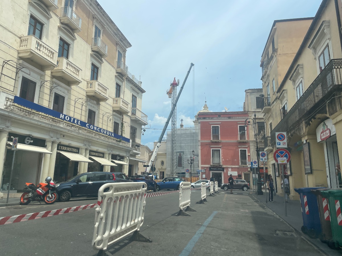 Impalcatura Gru Piazza Duomo - Crotone - Foto Redazione 3.06.2026