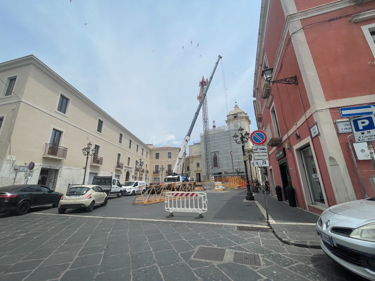 Impalcatura Gru Piazza Duomo - Crotone - Foto Redazione 3.06.2026