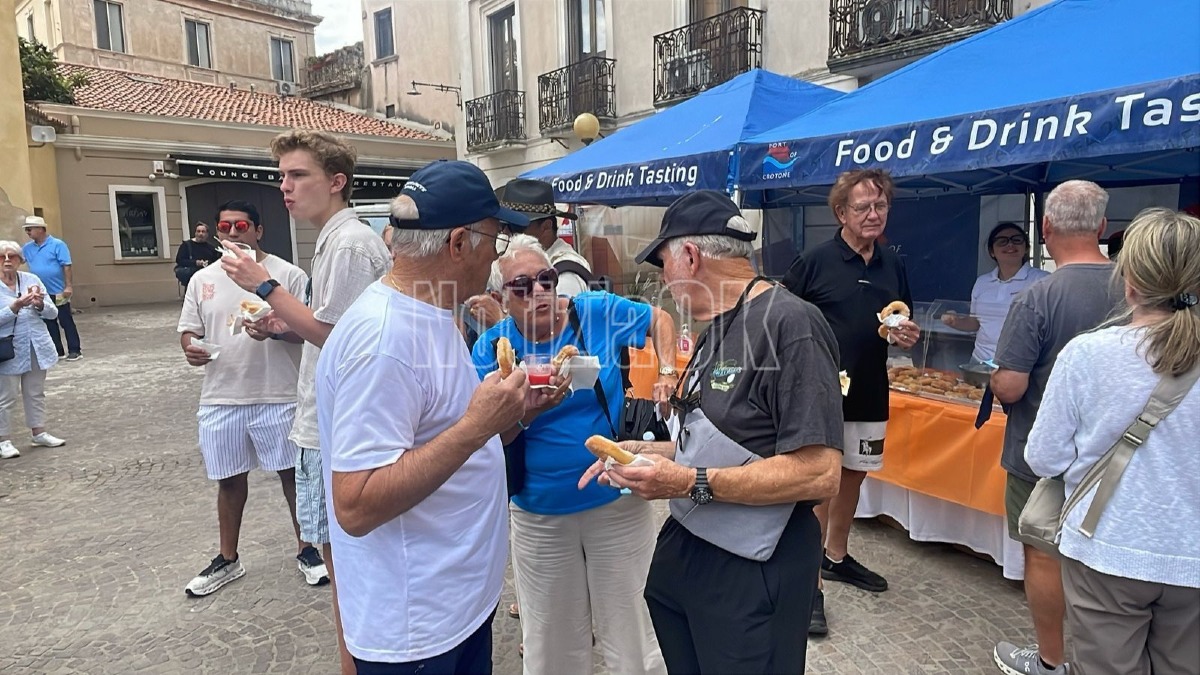 Turisti a Crotone - Foto Redazione 12.06.2026