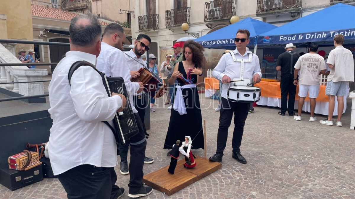 Turisti a Crotone - Foto Redazione 12.06.2026
