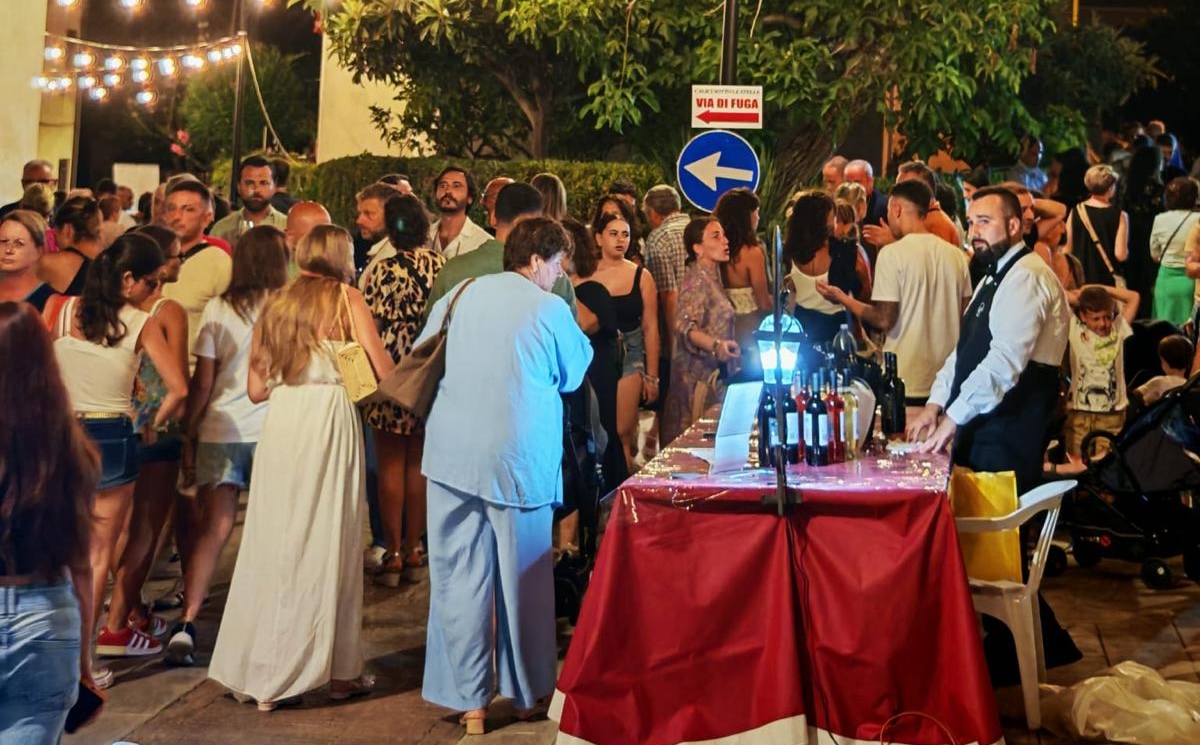 Calici Sotto le Stelle, al via la XVII edizione: Beppe Convertini inaugura la rassegna di Cirella - Uff. Stampa Comune di Diamante 