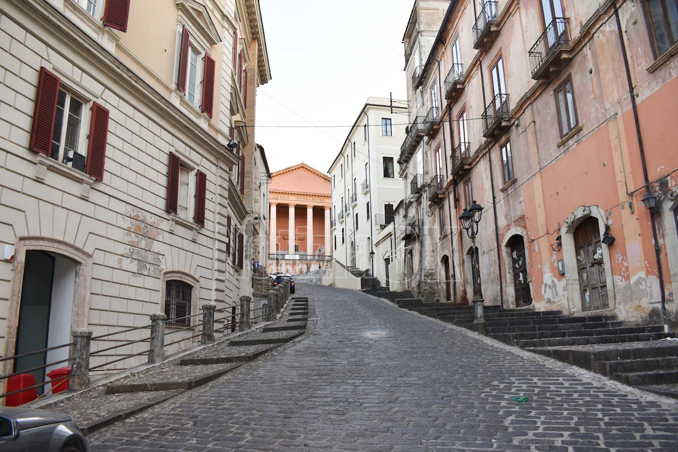 Cosenza, una targa ricorda il professor Leopoldo Conforti sulle scalinate del Telesio - Foto: Redazione 