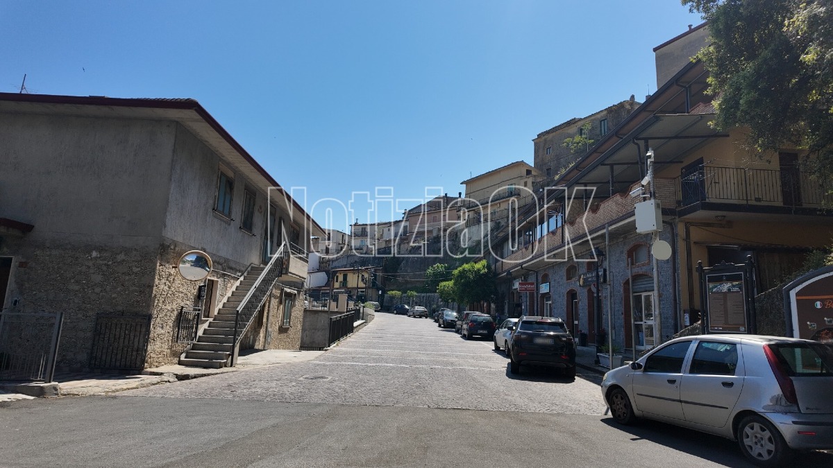 Caccuri si tinge d'arte contemporanea: al via la mostra "Arte tra le Righe del Tempo" - Foto: Redazione