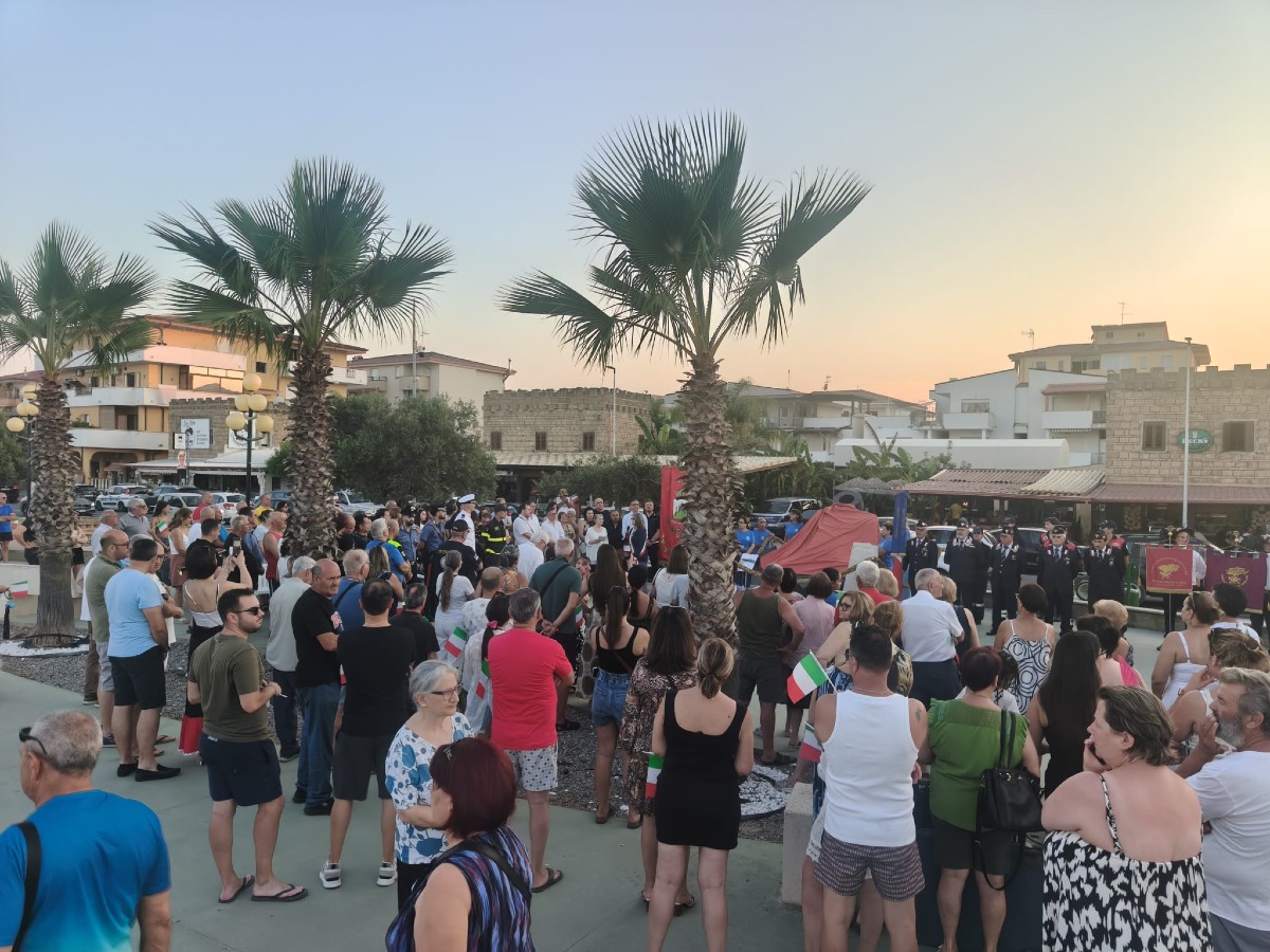 Strongoli ricorda le 79 vittime del piroscafo con un monumento sul lungomare - 