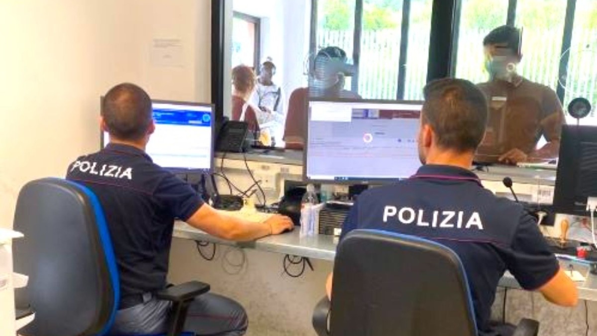 Catanzaro, straniero irregolare con precedenti trasferito al CPR in vista del rimpatrio - Foto Uff. Stampa Questura di Catanzaro