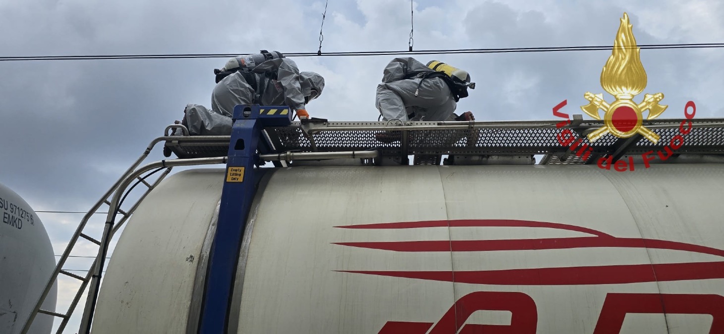 Fuscaldo, cisterna con acido solforico su un treno merci: intervento dei Vigili del Fuoco - 