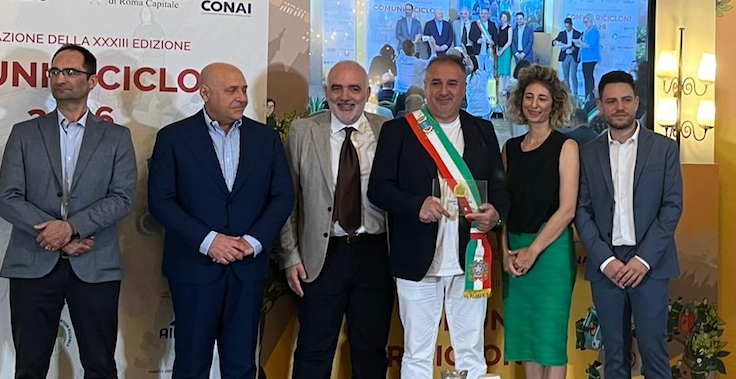 Crotone tra i Comuni Ricicloni 2026: premio per la raccolta rifiuti - Foto: Un momento della premiazione
