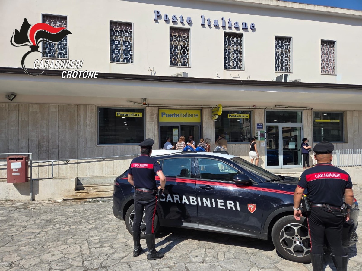 Crotone, controlli rafforzati dei Carabinieri davanti agli uffici postali  - Foto Uff. Stampa Carabinieri Crotone 