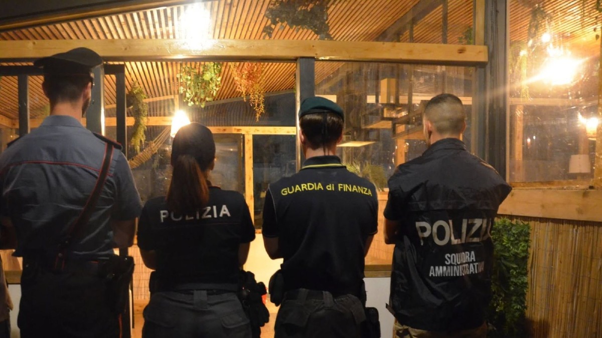 Controlli interforze in un lounge bar di Sellia Marina: sanzioni e irregolarità - Foto Uff. Stampa Questura di Catanzaro 