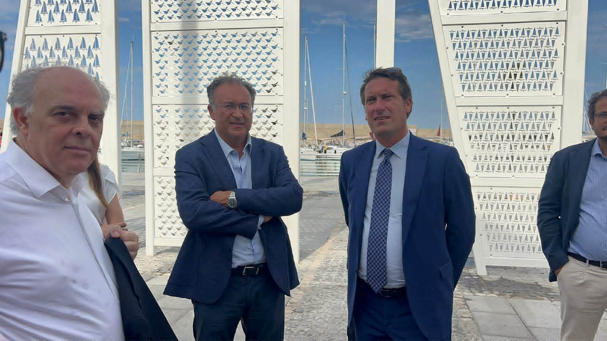 Crotone - Salvatore Gaetano: «Quando crescono i porti cresce tutta la Calabria» - Foto: Un momento delle visite istituzionali