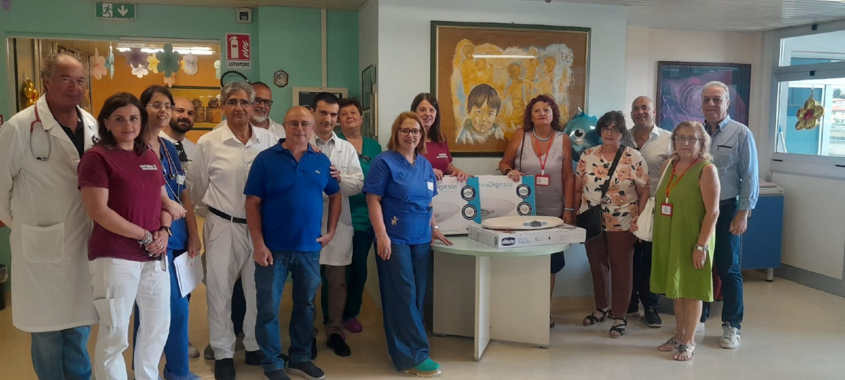 Lamezia Terme - Tre associazioni donano bilance al reparto di Neonatologia - Foto: La donazione delle bilance