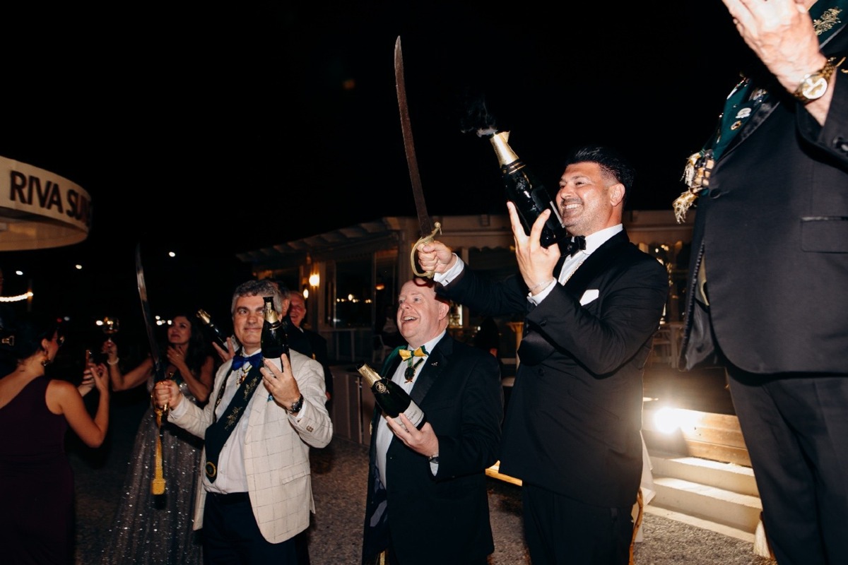 Al Riva di Falerna il Grand Chapitre celebra lo champagne e il sabrage -  Foto Uff Stampa Confrérie du Sabre d’Or 