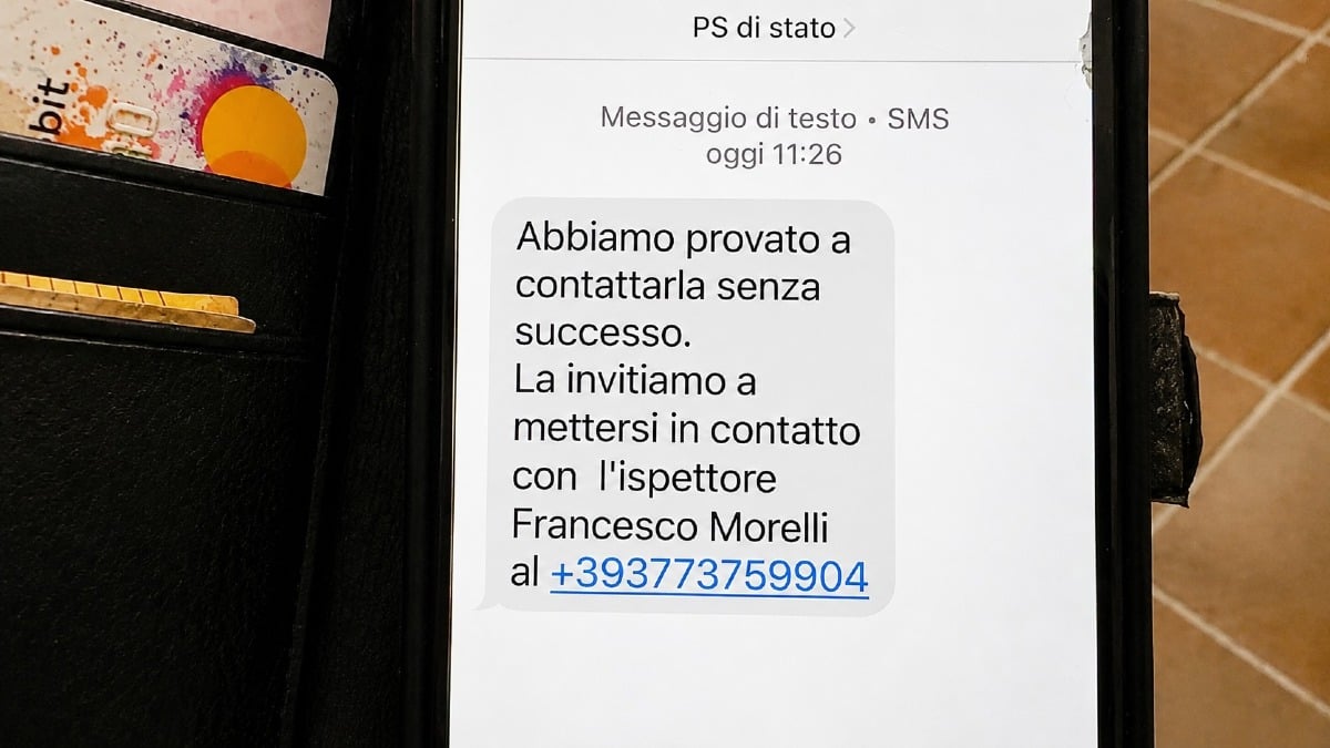 Crotone, allarme truffe via Sms: i finti messaggi della Polizia ingannano i cittadini - Foto Uff. Stampa Questura di Crotone 