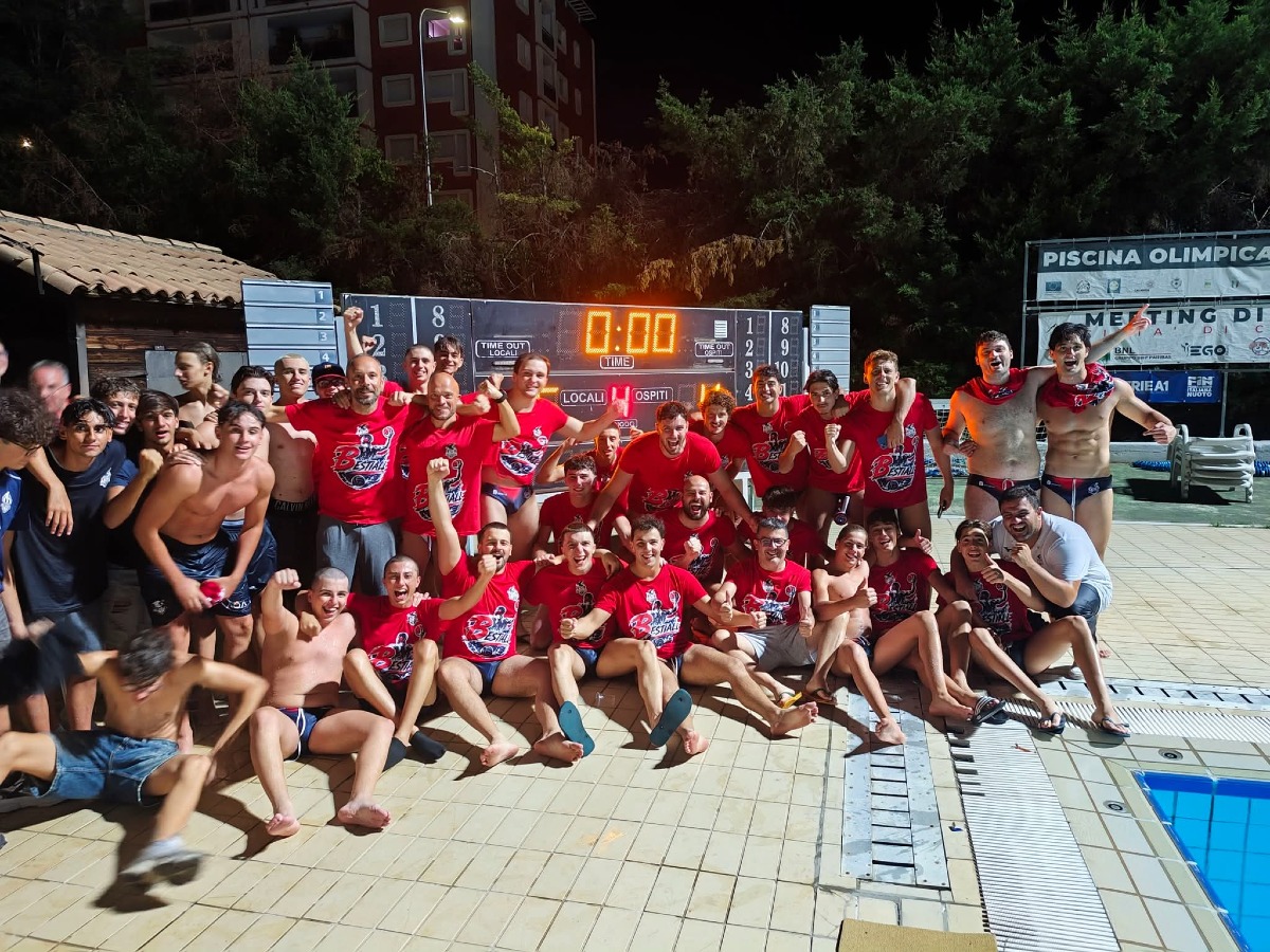 Smile Cosenza, festa promozione: la Serie B è realtà dopo una stagione da imbattuta - Foto uff. Stampa Pallanuoto Cosenza