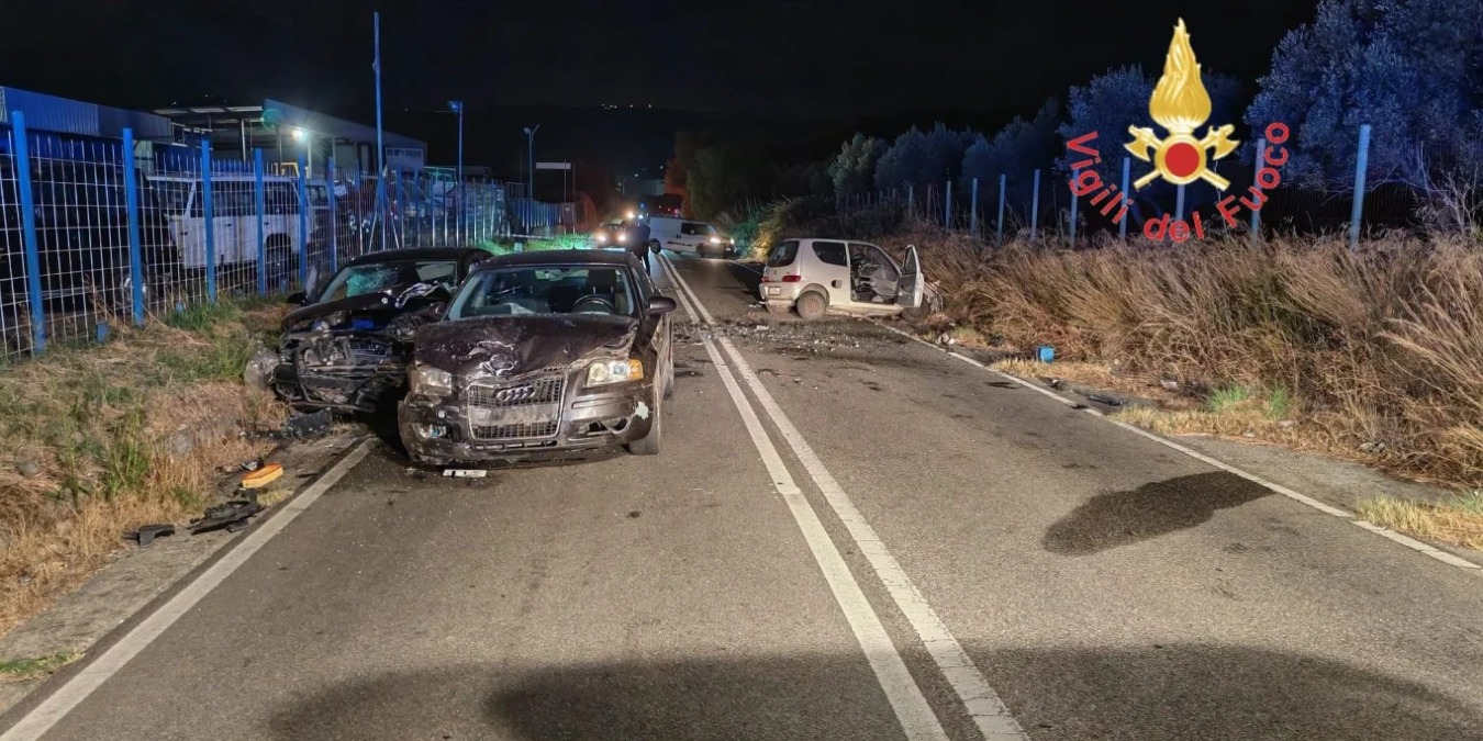 Borgia, paura nella notte: tre auto distrutte, un ferito grave - 