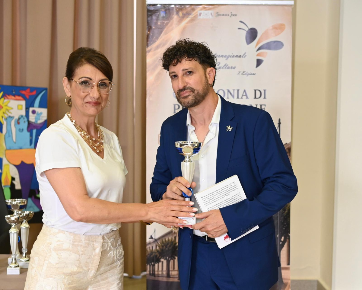 Riccardo Cristiano premiato a Castrovillari per il suo diario LGBTQI+ - Foto: La premiazione di Riccardo Cristiano